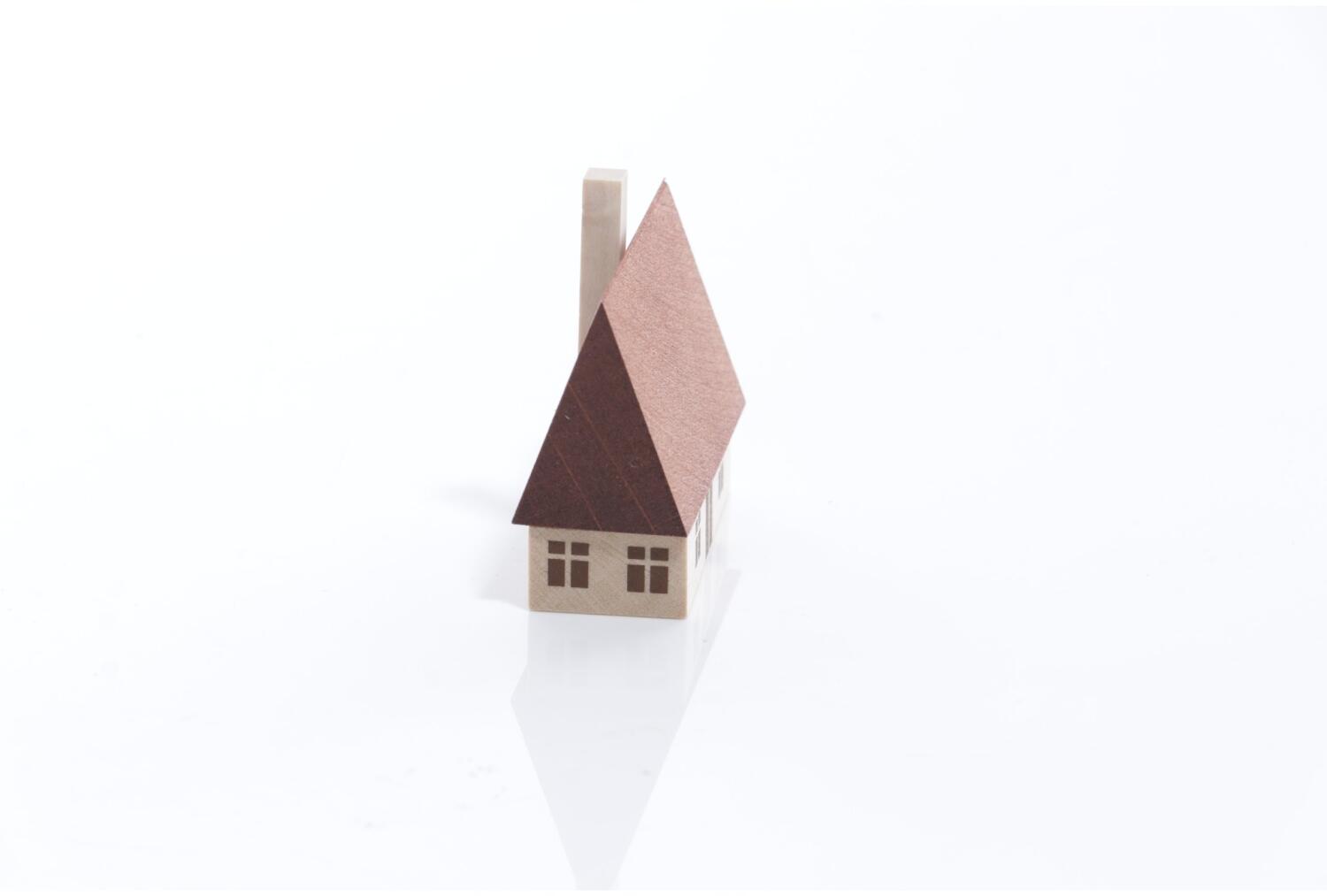 Rudolphs Schatzkiste Miniaturhaus - Erzgebirgshaus mit Schornstein Natur - BxHxT 5x5x2cm Online