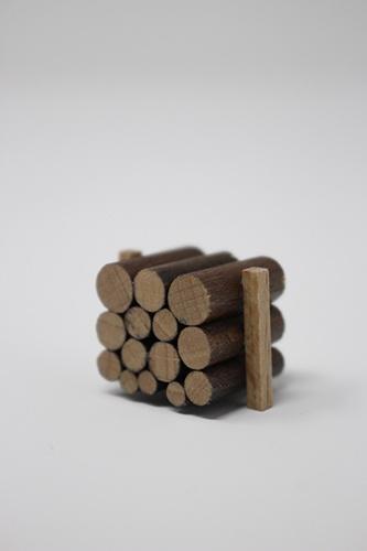 Rudolphs Schatzkiste Miniaturfigur Holzstoß Höhe 2 cm Kauf eins, bekomm eins gratis