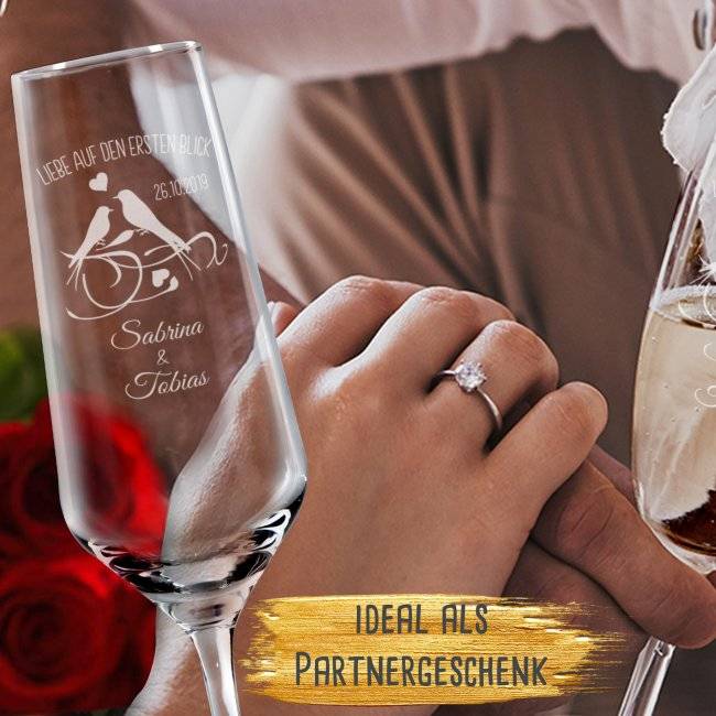 Tassendruck Sektglas - Liebe auf den ersten Blick - mit Namen und Datum Preisnachlass