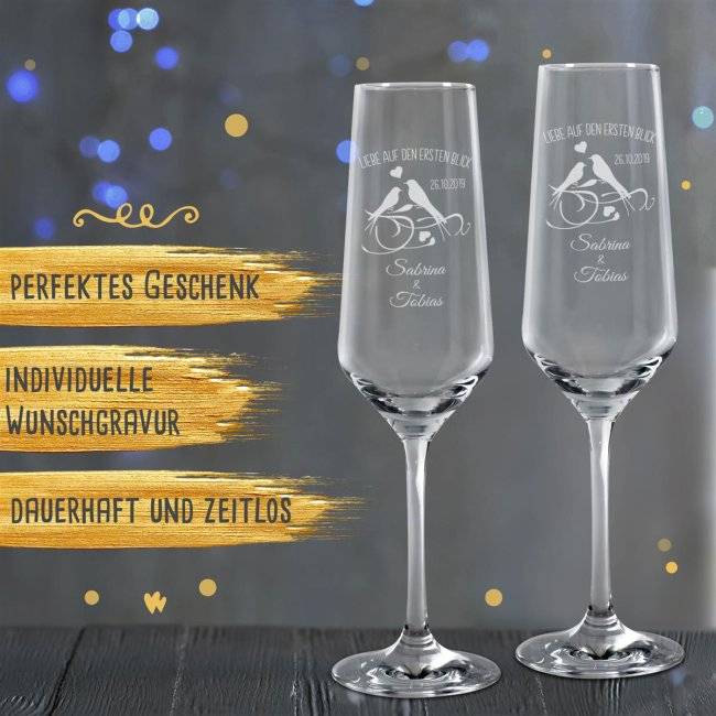 Tassendruck Sektglas - Liebe auf den ersten Blick - mit Namen und Datum Preisnachlass