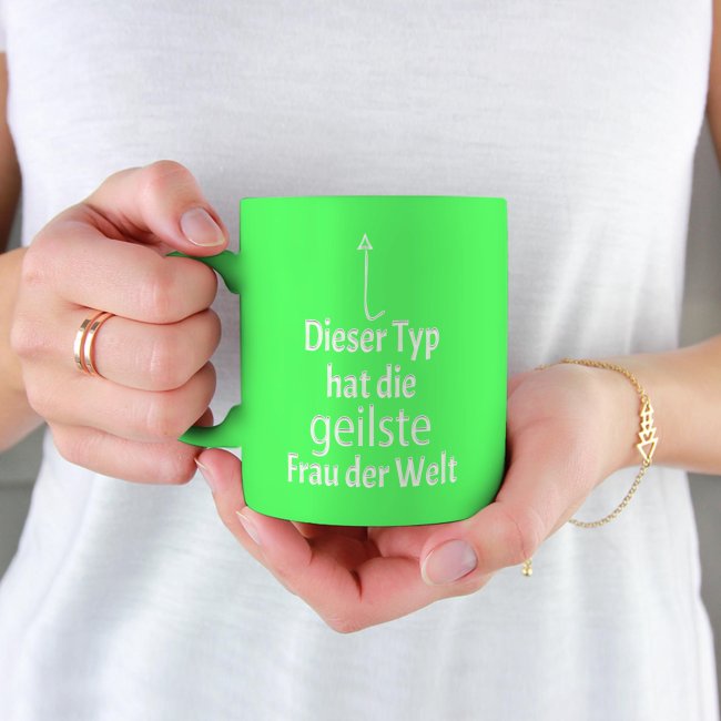 Tassendruck Neon mit Gravur - Dieser Typ hat die geilste Frau Auslauf