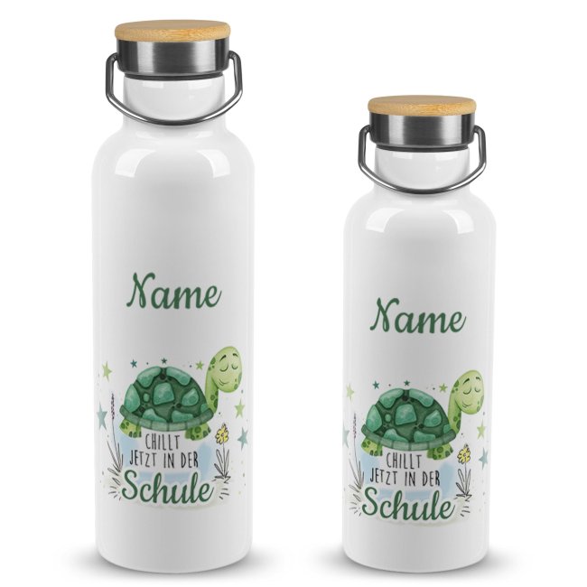 Tassendruck Trinkflasche mit Bambusdeckel zur Einschulung - Chillt in der Schule - mit Name gestalten Nur noch ein Tag übrig